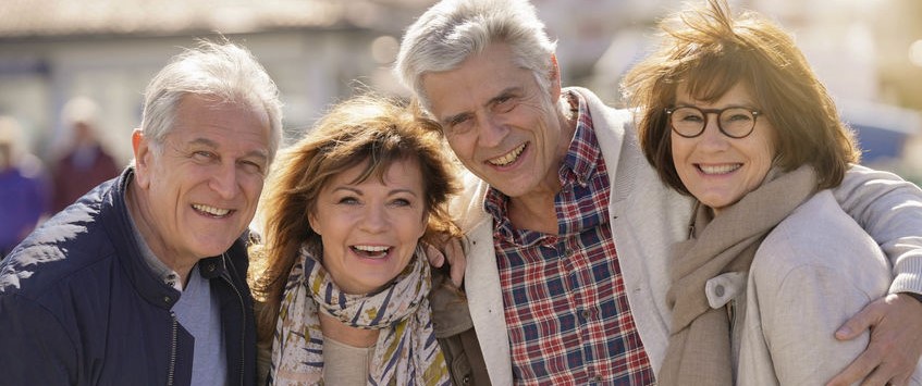 Eine Gruppe älterer Menschen posiert für ein Foto.