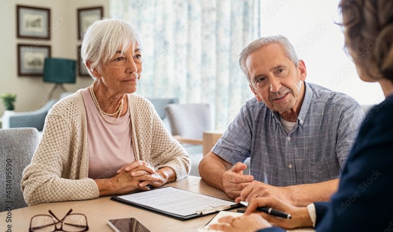 Ein älteres Ehepaar lässt sich bei der Pflege beraten.