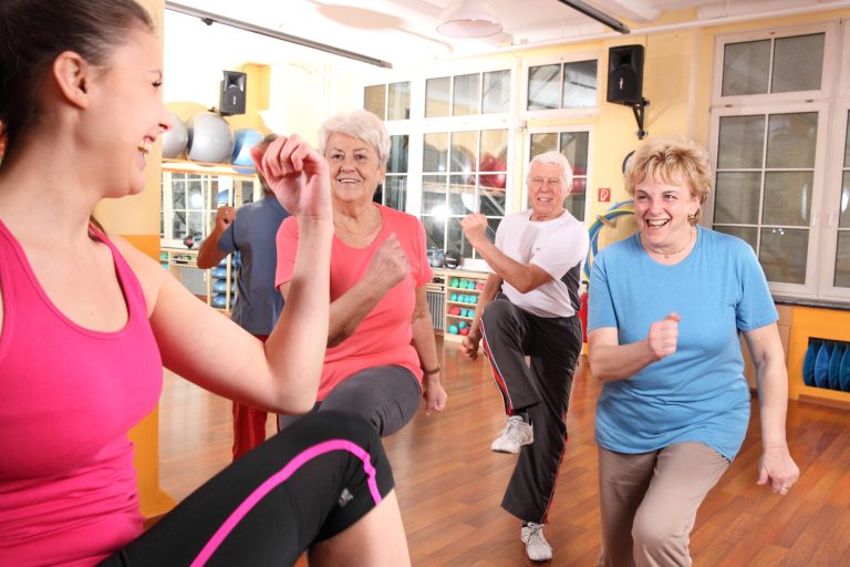 Ältere Menschen bei der Gymnastik, um Osteoporose vorzubeugen.
