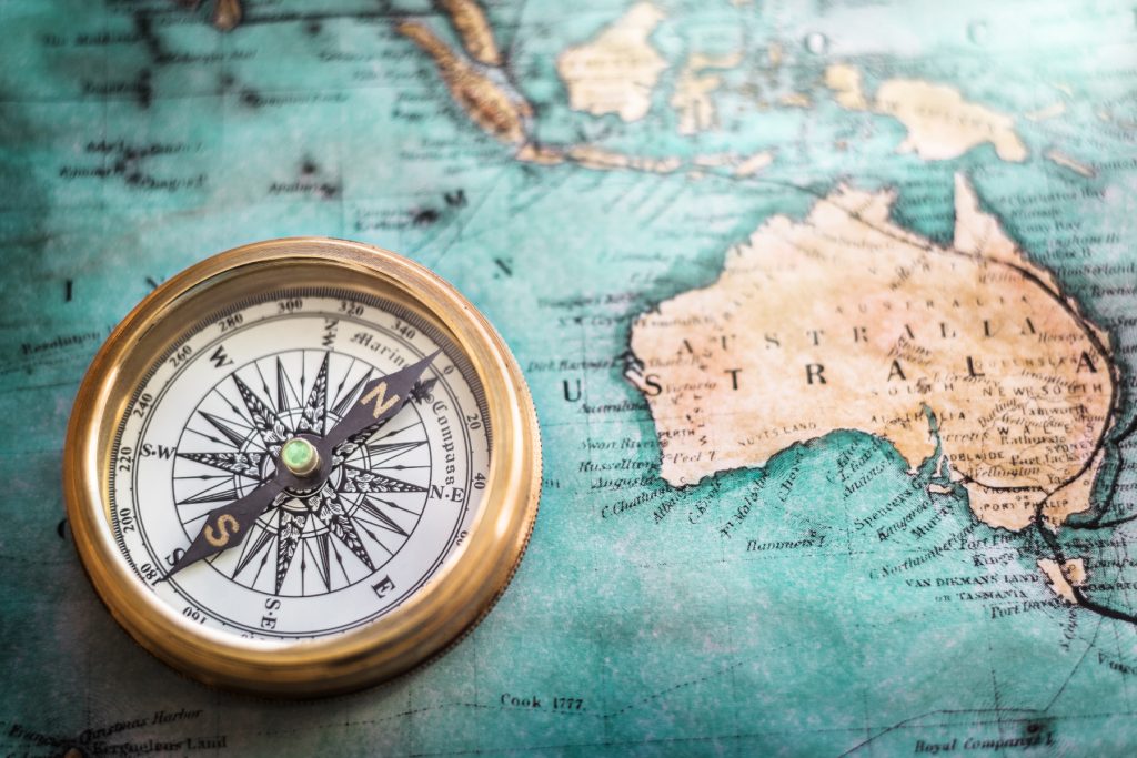 Vintage Kompass liegt auf historischer Weltkarte