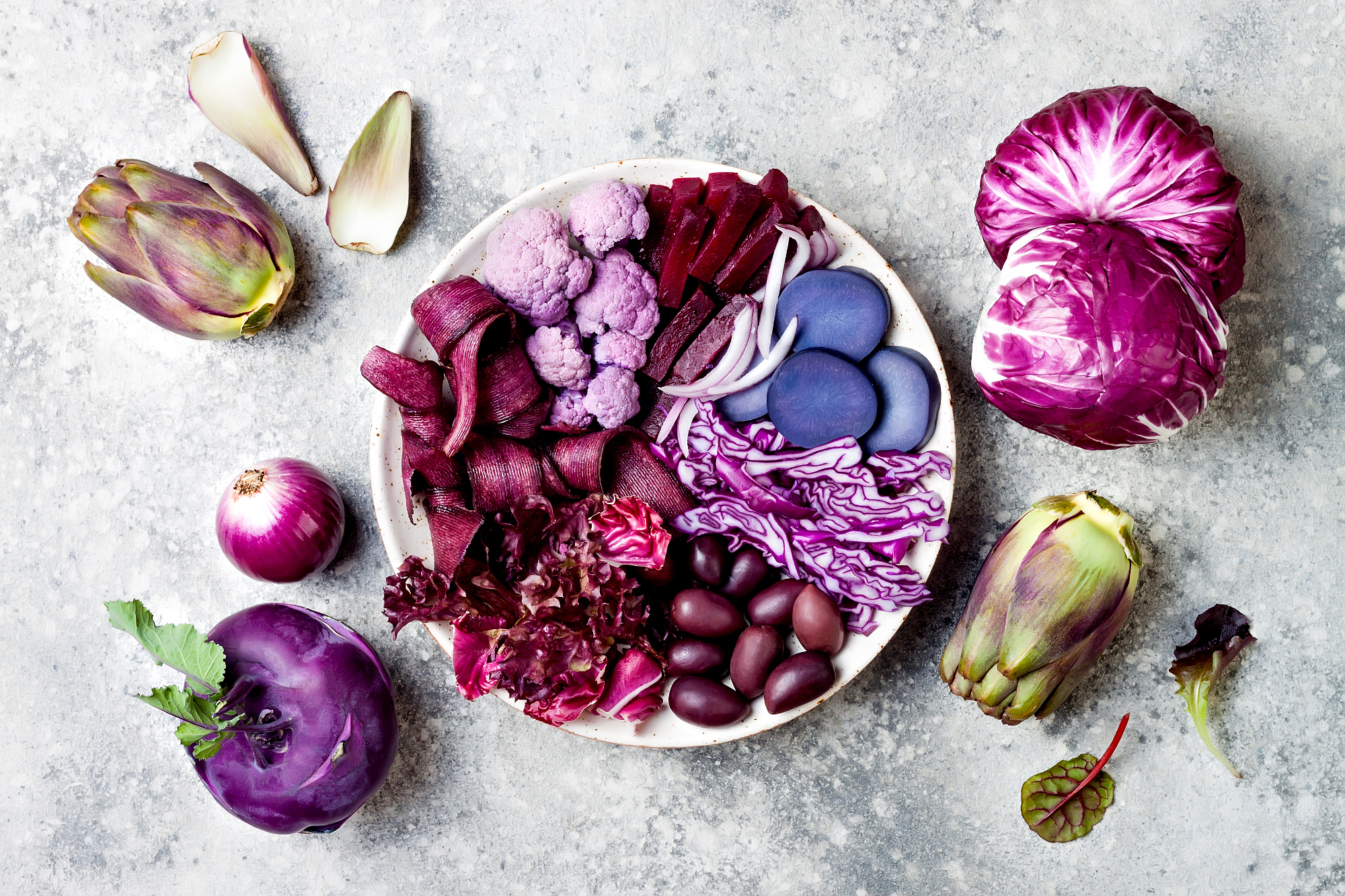 Arbeitsplatte in Küche mit verschiedenen lilafarbenen Gemüsesorten