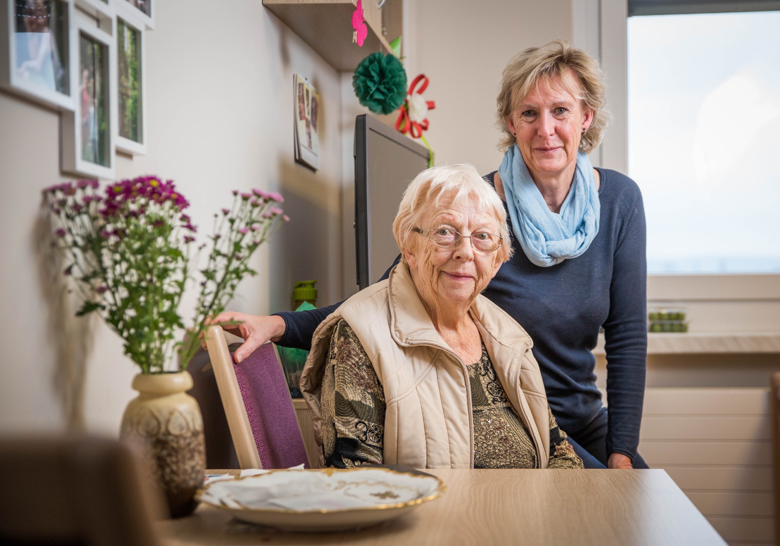 Seniorenheimbewohnerin Rosemarie Wolff mit ihrer Tochter Iris sind am Tisch im Seniorenheim.