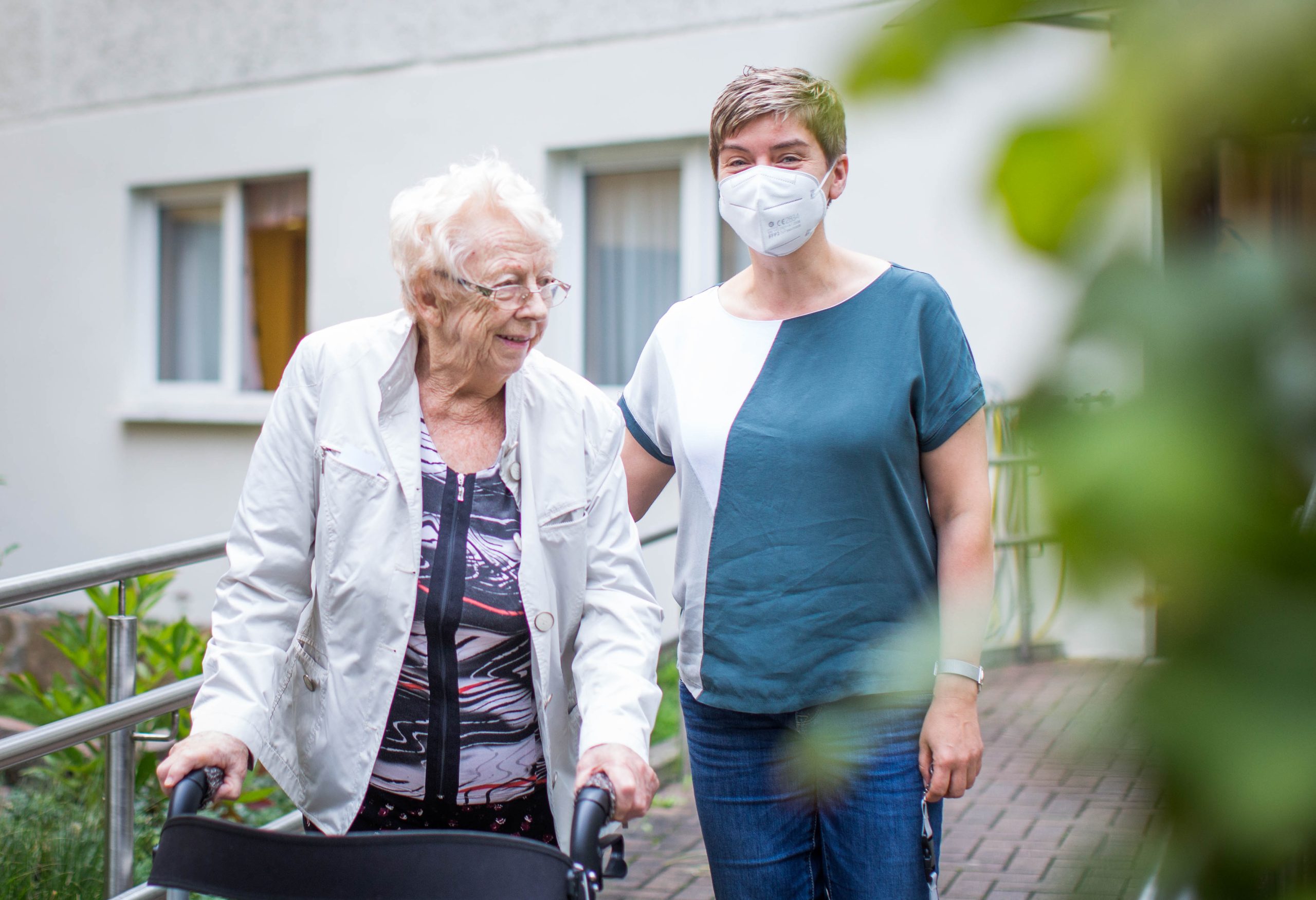 Seniorin Rosemarie John ist vor dem Pflegeheim mit Leiterin Kathrin Meißner zusammen zu sehen.