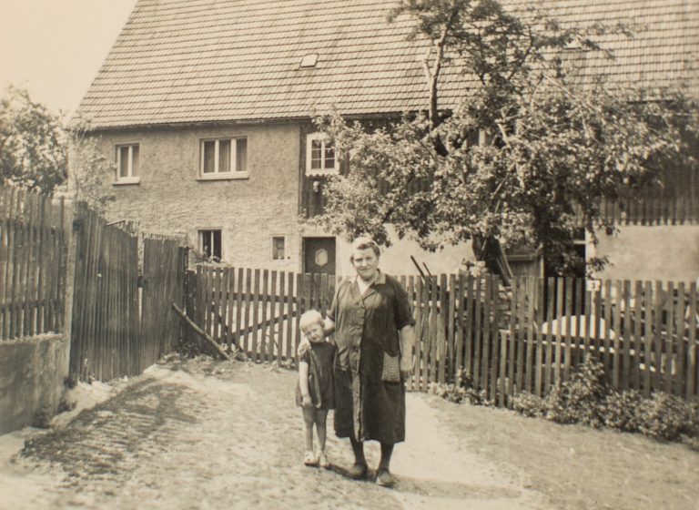 Die kleine Rosi mit ihrer Großmutter vor dem Haus am Gorbitzer Hang.