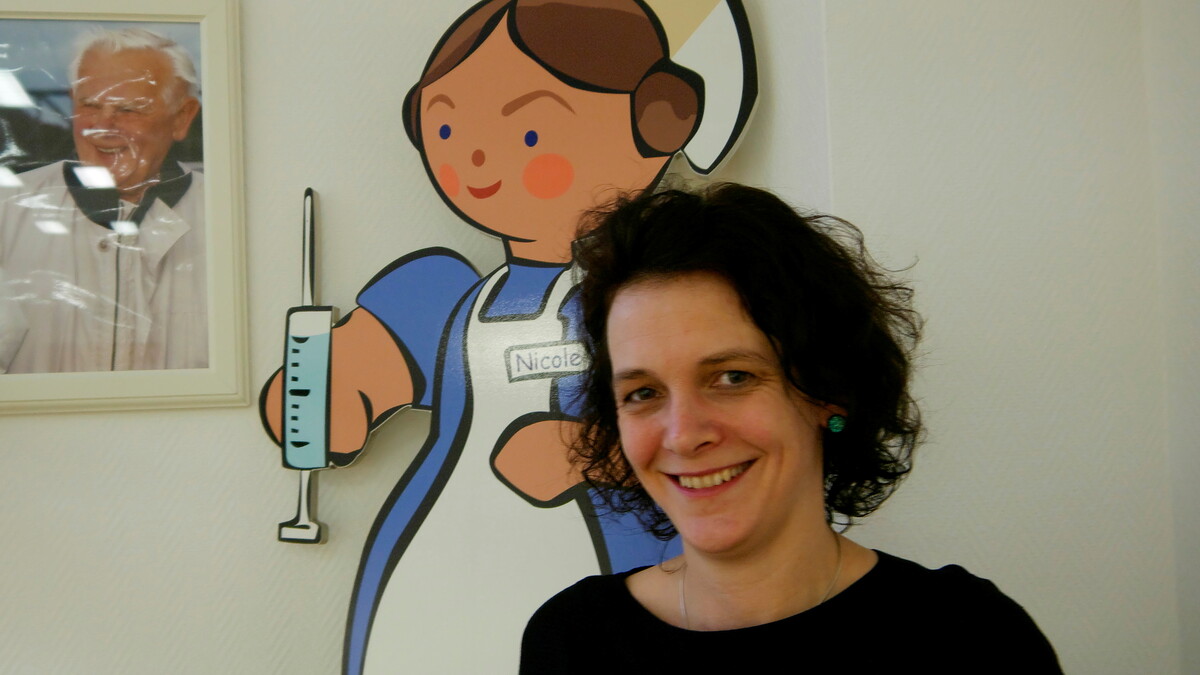 Schwester Nicole lächelt als Maskottchen von Salus Domi, dem Altenberger Pflegedienst.