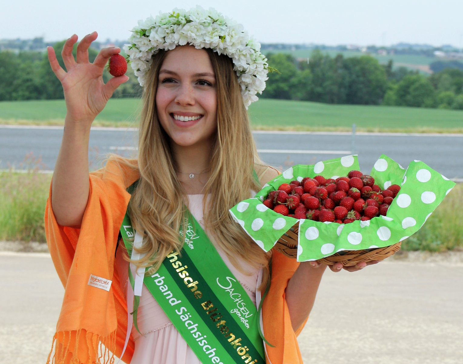 Schöne Frau, leckere Erdbeeren: Sächsische Blütenkönigin