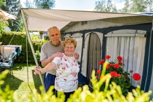 Die "dienstältesten" Dauercamper: Christa (78) und Peter Dörschel (80) kommen schon seit 54 Jahren auf dem Platz.