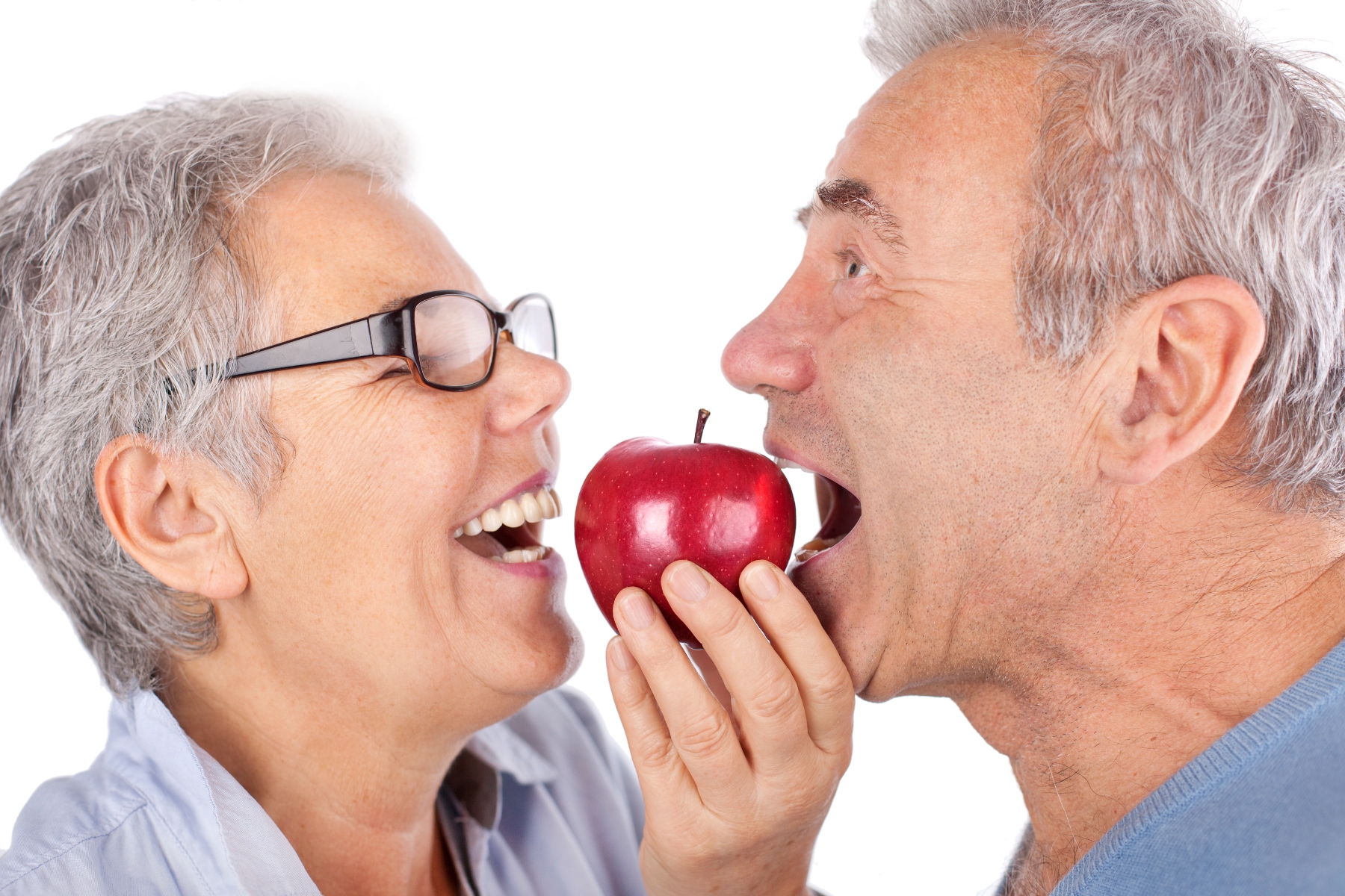 Sieht gut aus, schmeckt und ist super gesund: Auch für Senioren ist der Genuss eines Apfels gut. Foto: Jenny Sturm