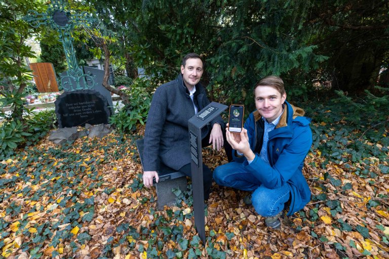 Benjamin (39, r.) und Robert Jähne (42) am Grab der Unternehmerfamilie Bulnheim, deren Stele sie mit einem QR-Code ausgestattet haben.
