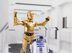 C-3PO und R2D2 sind zwei Kumpels, die seit 1977 galaktische Dinge erleben. Sie sind zwei "Schauspieler" aus dem legendären Film "Krieg der Sterne" (Star Wars) und Vorbilder für viele nachfolgende Roboter.