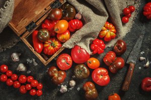 Unterschiedliche Tomatensorten, Marinda, Datteltomaten, San Marzano, Kumato, Pflaumentomaten, Ochsenherz. Foto: StockAdobe/ Ina Peters Photographie/Stocksy