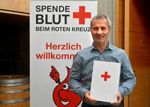 Steffan Heine wurde vom DRK-Blutspendedienst Nord-Ost für seine 150 Blutspenden auf Schloss Wackerbarth in Radebeul ausgezeichnet. Foto: Petra Hornig