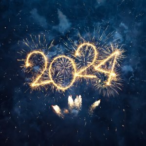 An einem nachtblauen Himmel zeichnet sich goldenes Feuerwerk ab und formt die Zahl 2024. Foto: AdobeStock,lumikk555