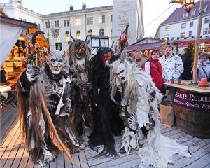 Magische Geschöpfe mit Hörnern, grimmigen Masken und Fellkostümen auf dem Markt. Foto: J. Männel