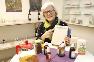 Heilpraktikerin Anke Herrmann zeigt Produkte, die sie durch die Fastenzeit begleiten