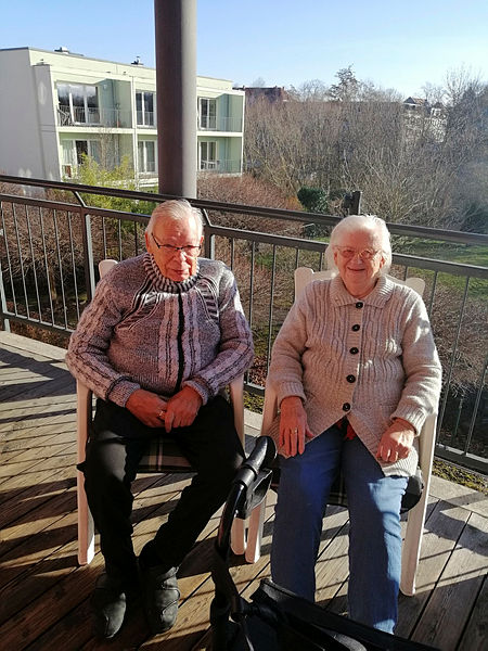 Verliebtes Paar hohen Alters auf Terasse