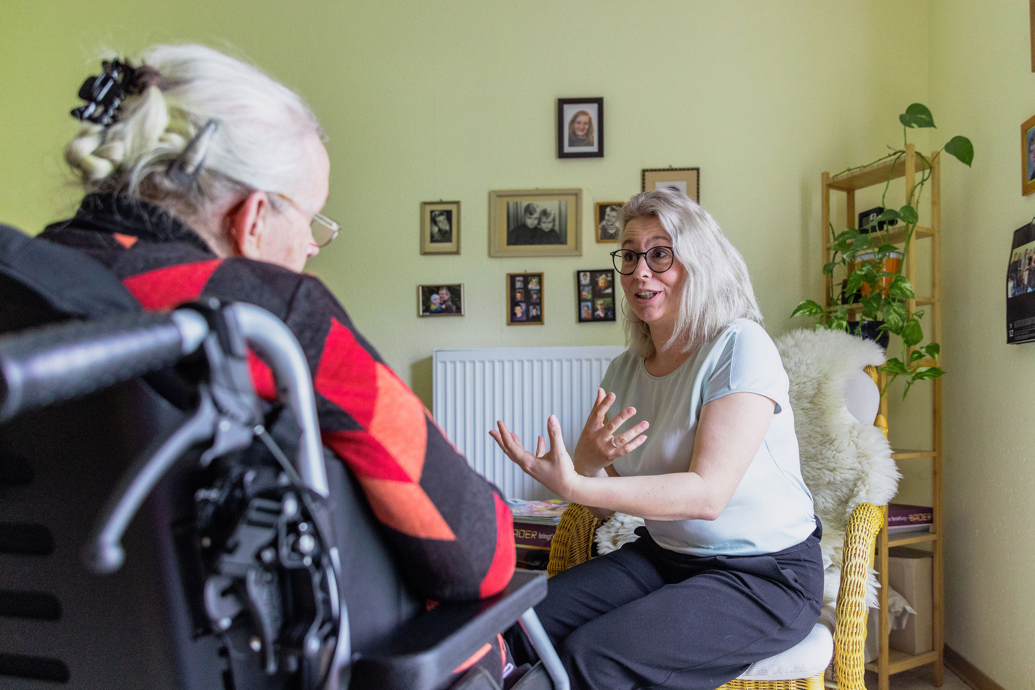 Eine Hospiz-Ehrenamtlerin im Gespräch mit einem Gast