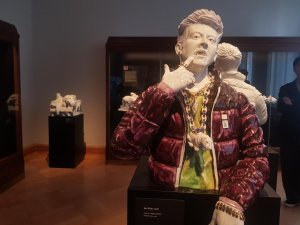 Porzellanbüste als Objekt in einer Ausstellung