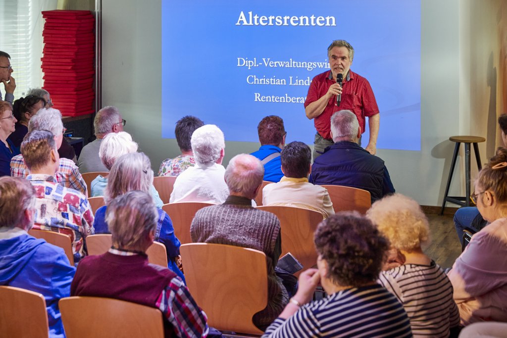 Rentenberater Christian Lindner hält einen Vortrag.