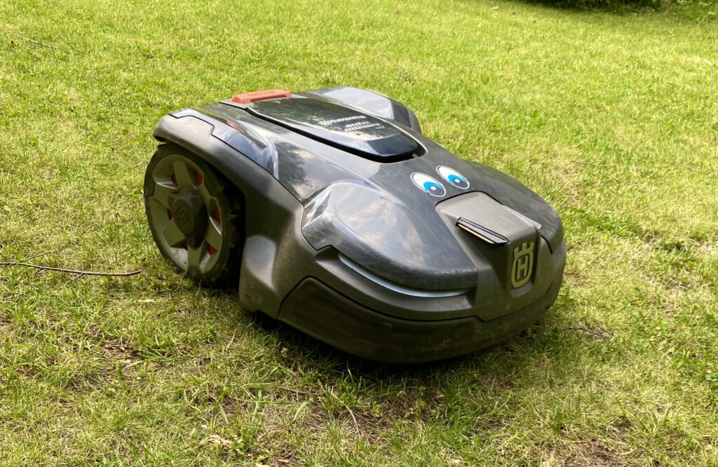 Ein Rasenrobotor kann das Wohnen im Alter deutlich erleichtern. Foto: Doreen Dietrich