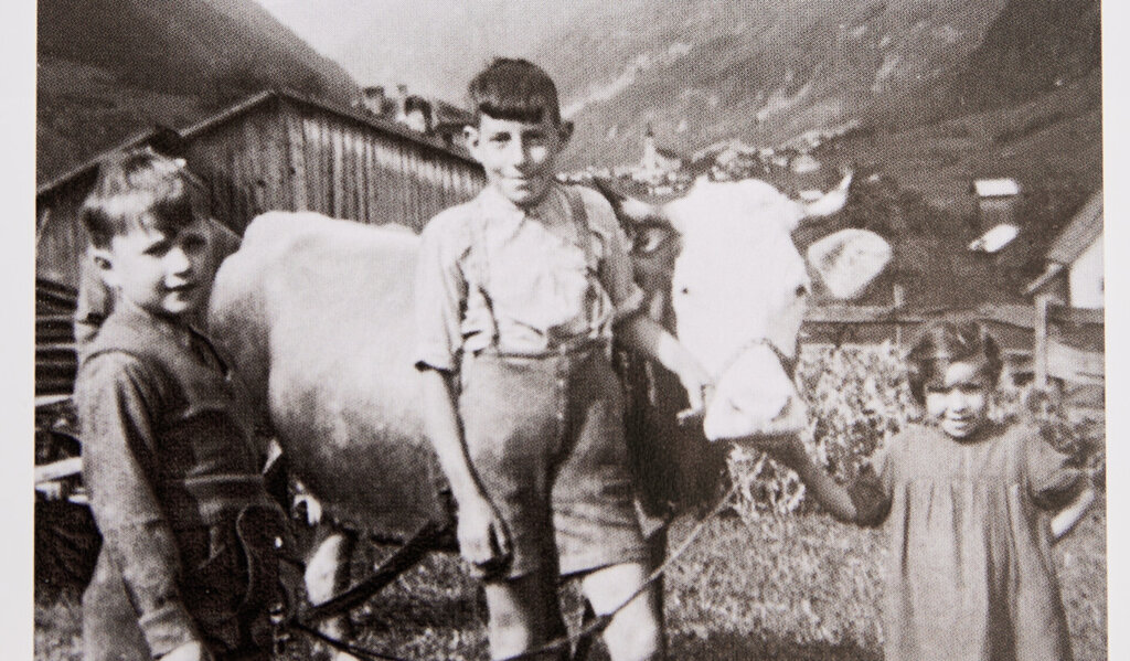 Ernst Hirsch mit Ferinekindern